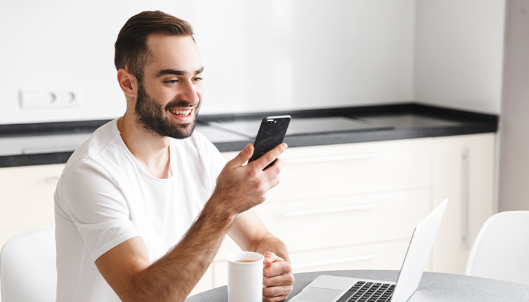 7 na 10 Polaków częściej wybiera aplikację bankową niż bankowość internetową