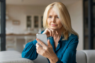Połowa seniorów podczas korzystania z bankowości mobilnej czuje lęk przed oszustwem