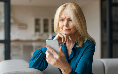 Połowa seniorów podczas korzystania z bankowości mobilnej czuje lęk przed oszustwem