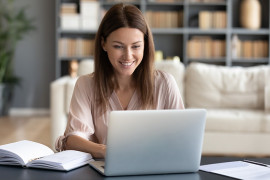 Płatność za zakupy online w aplikacji bankowej? Ponad 70 proc. Polaków korzysta z tego rozwiązania.